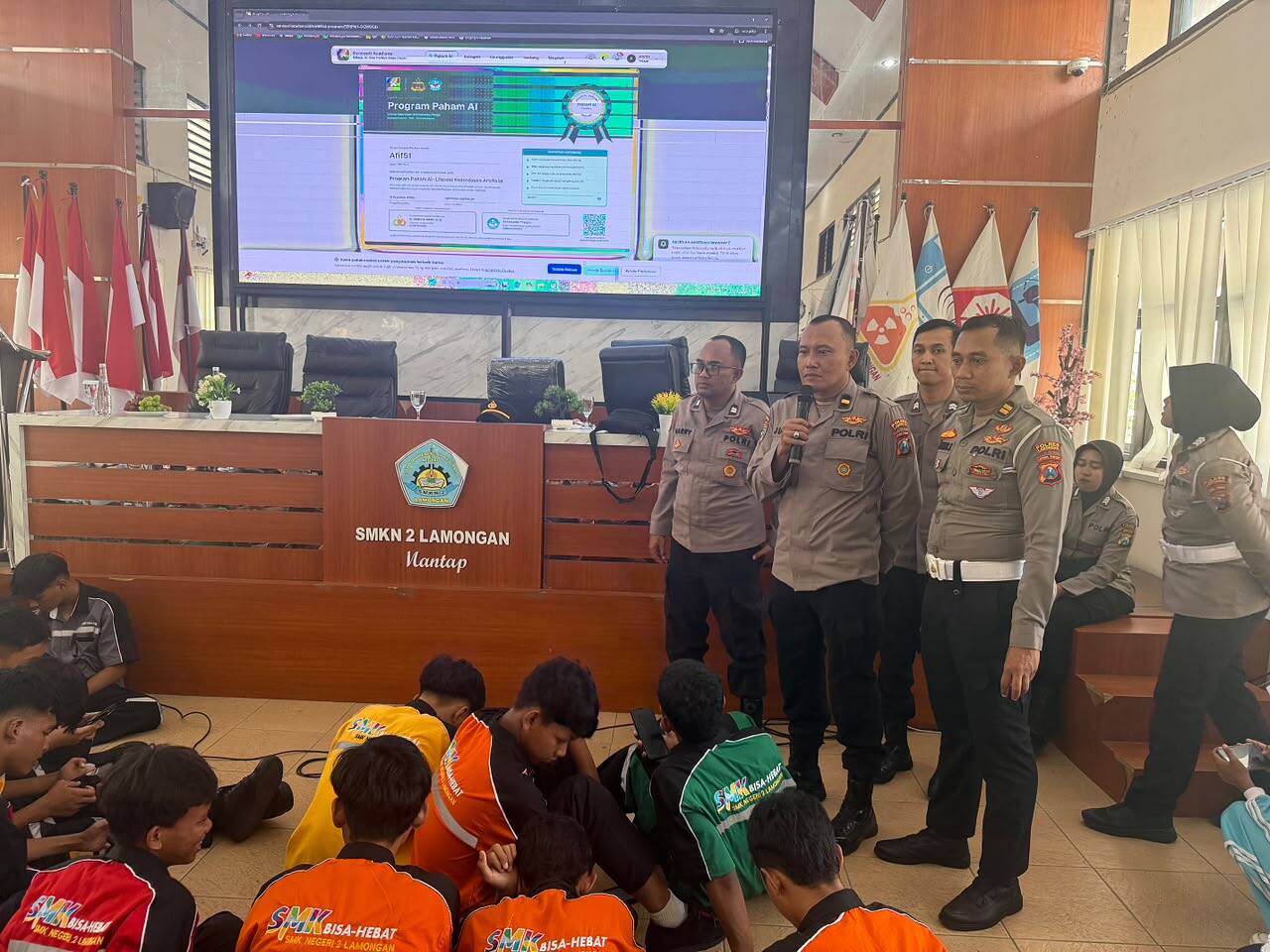 Literasi Digital Diperkuat, Polres Lamongan Kenalkan AI di SMKN 2