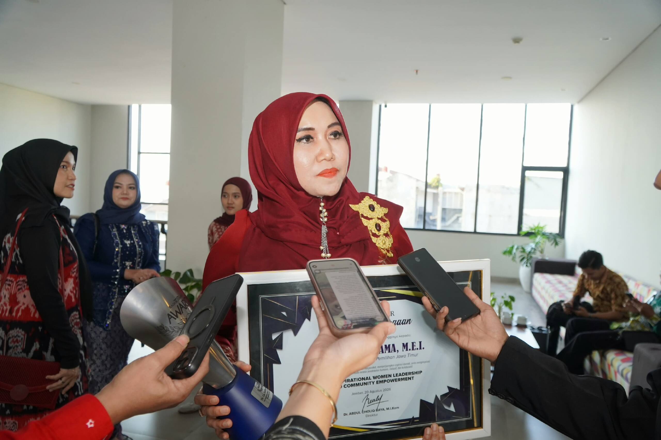 Humble dan Inspiratif, Lia Istifhama Kembali Terima Penghargaan Radar Jember Award 2026