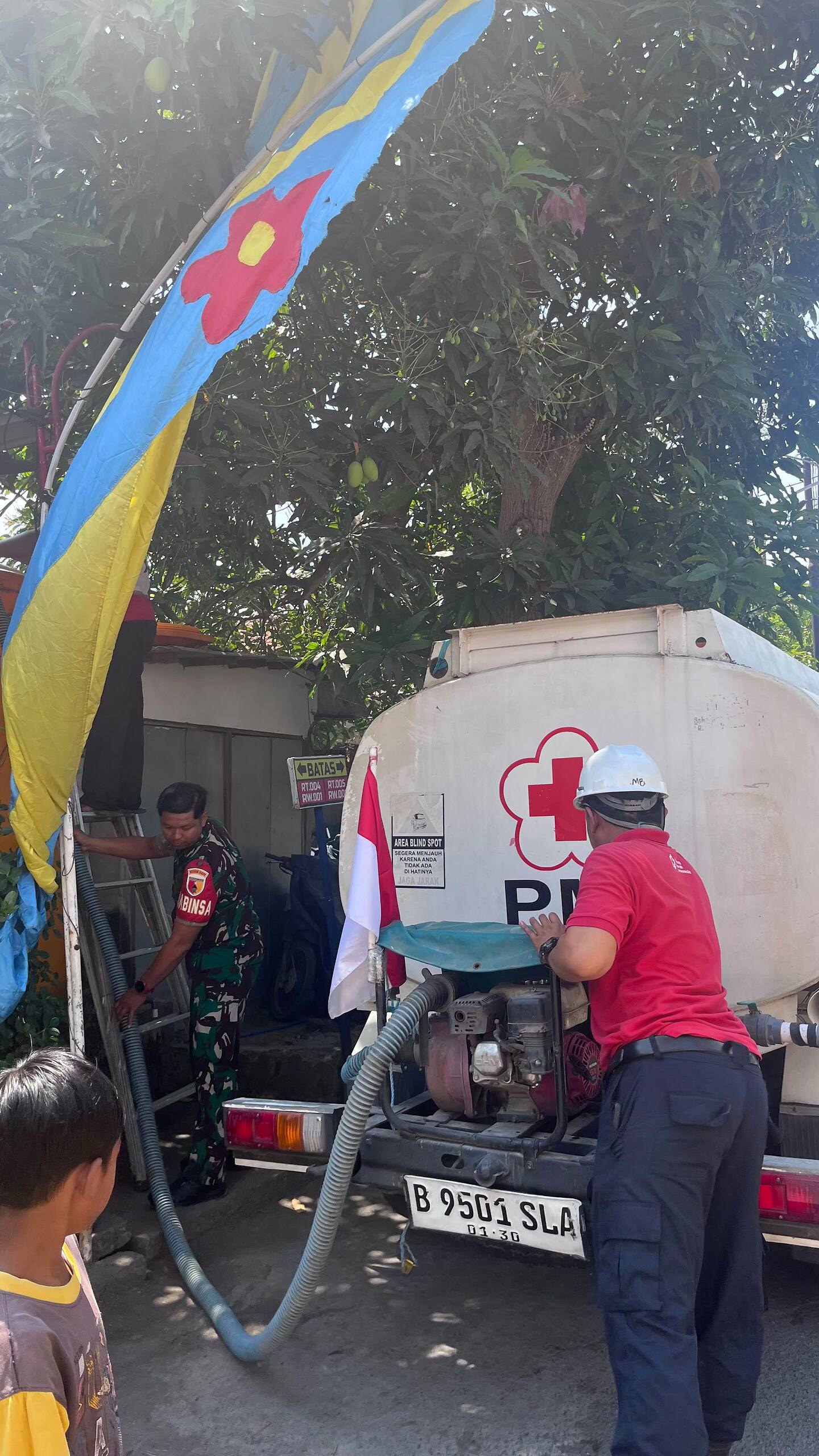 Kekeringan Melanda, Babinsa 0812/02 Deket Kawal Bantuan Air Bersih PMI