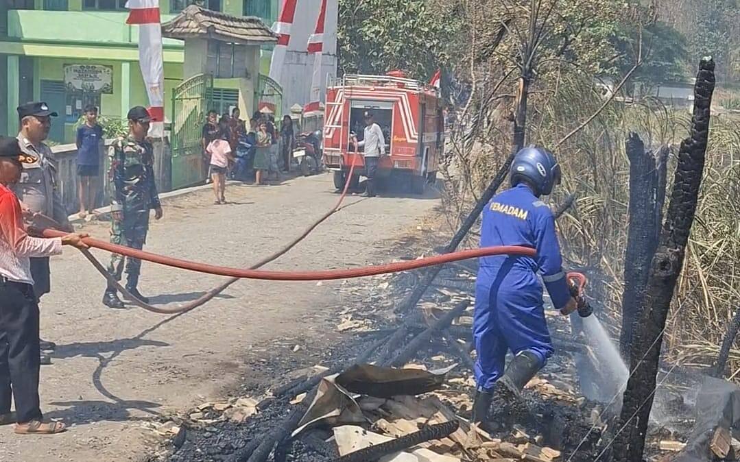 Polsek Sambeng Bersama Warga Padamkan Api Lahan Tebu