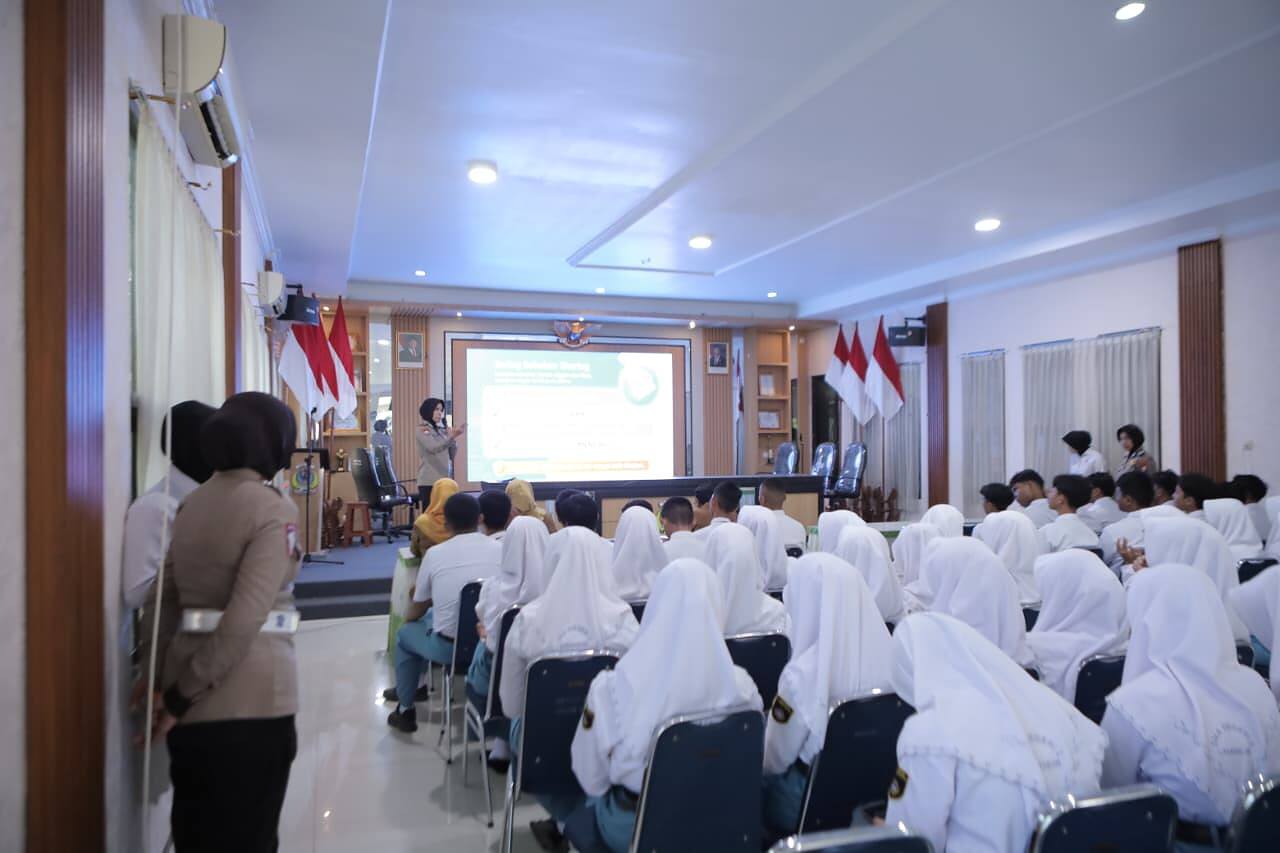Polwan Lamongan Sambangi Sekolah, Edukasi Cegah Bullying dan Narkoba