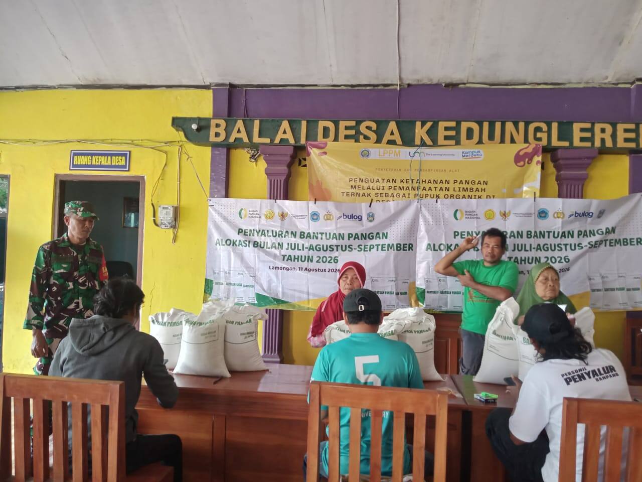 Kawal Bantuan Pangan, Babinsa 0812/12 Modo Dampingi Penyaluran Beras