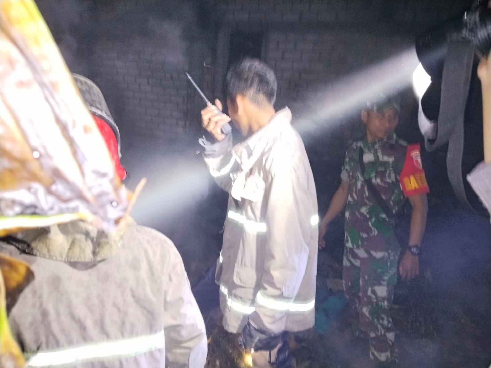 Babinsa 0812/10 Babat Bersama Tim Gabungan Tangani Kebakaran Kandang Sapi di Desa Gendong