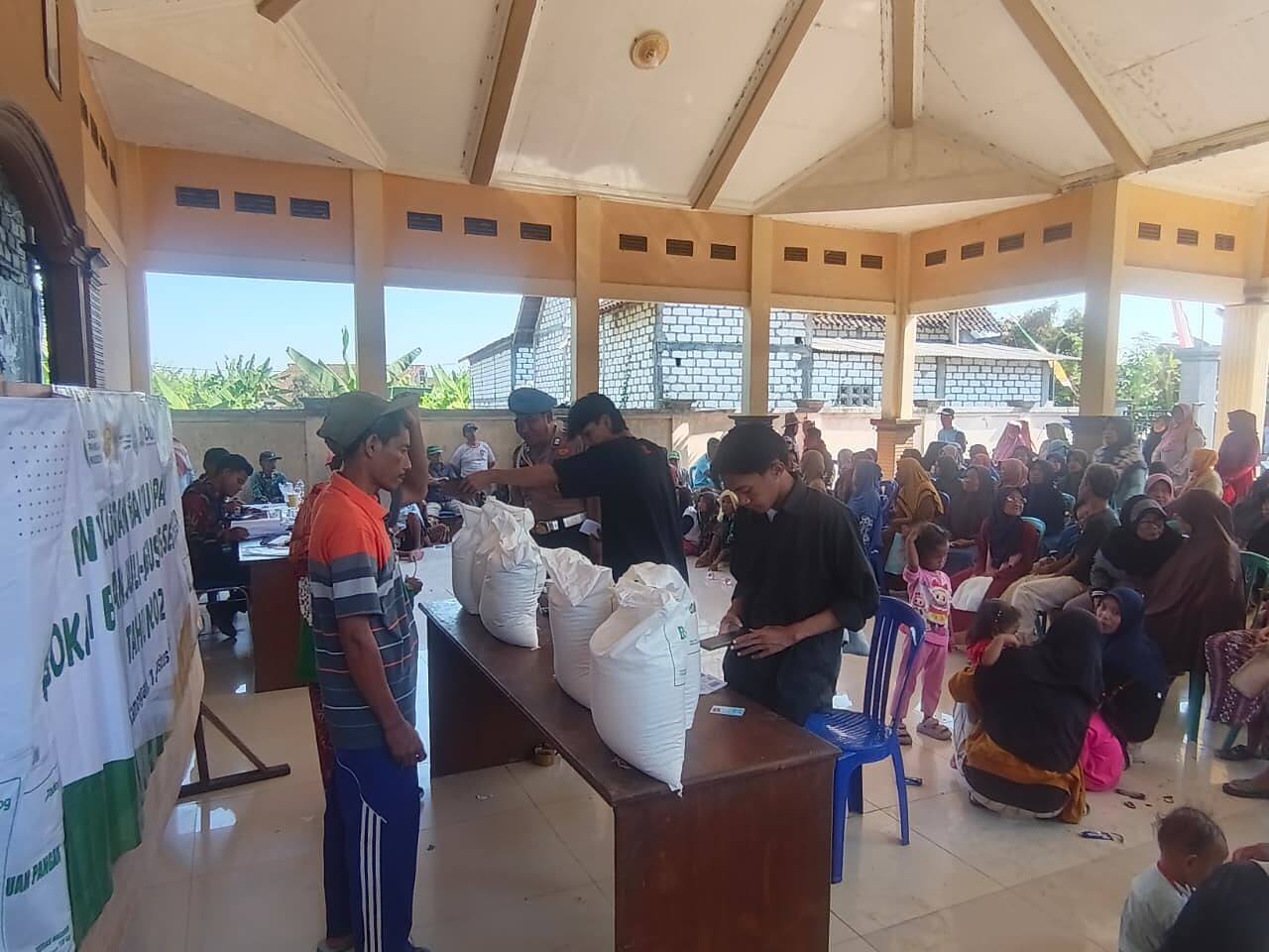 Kawal Bantuan Pangan, Babinsa 0812/06 Maduran Dampingi 295 Warga Desa KlagenSrampat