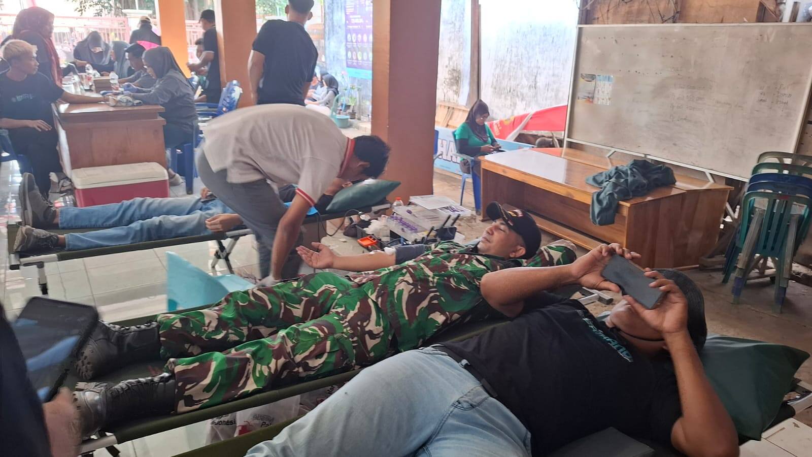 Semarak Kemerdekaan, Babinsa 0812/23 Solokuro Berpartisipasi dalam Donor Darah