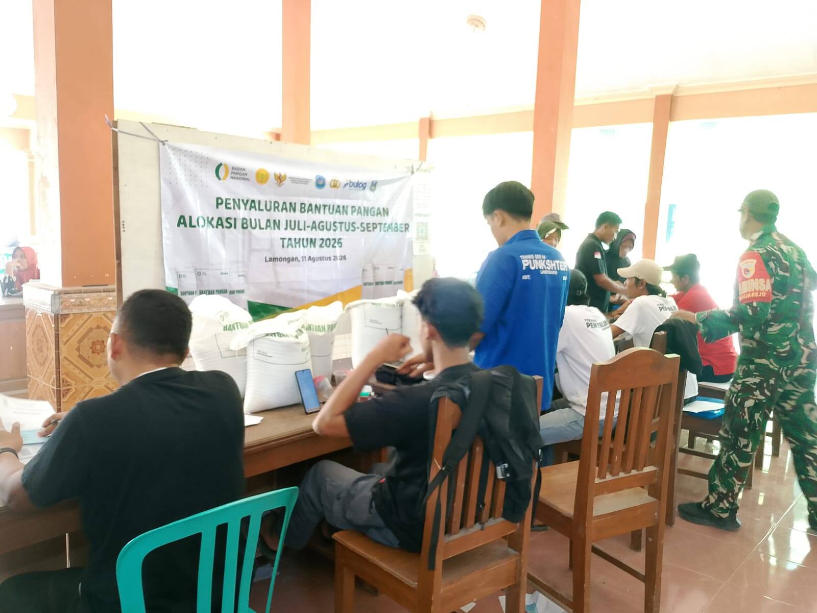 Babinsa 0812/11 Banjarejo Kawal Penyaluran 15 Ton Beras Bulog