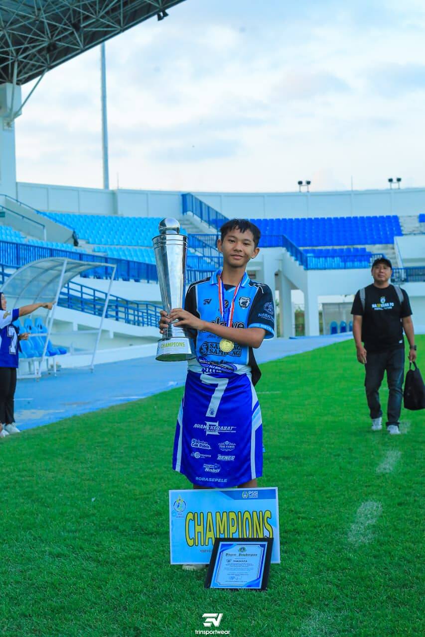 Naga Bersinar! Siswa SMPN 1 Kembangbahu Antar Narayana FC Juara YES U-14 2026