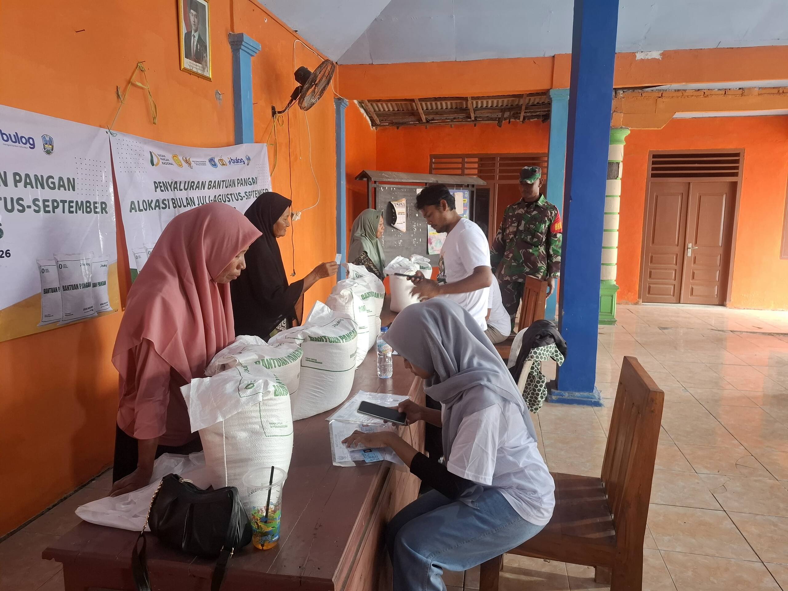Pastikan Tepat Sasaran, Babinsa Kawal Bantuan Beras di Sukorame