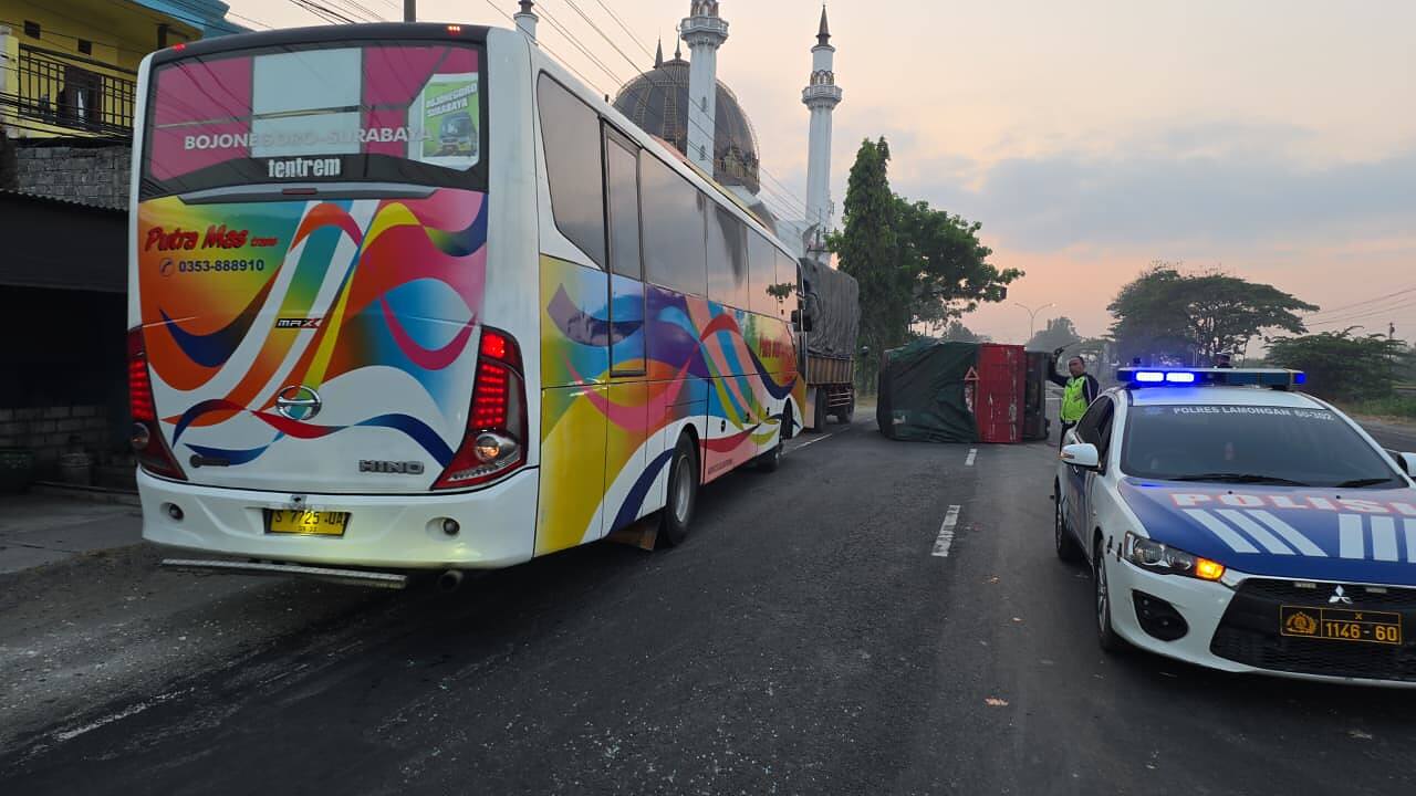 Laka Lantas di Plosowayu, Truk Colt Diesel Terguling Setelah Hantam Tiang PJU