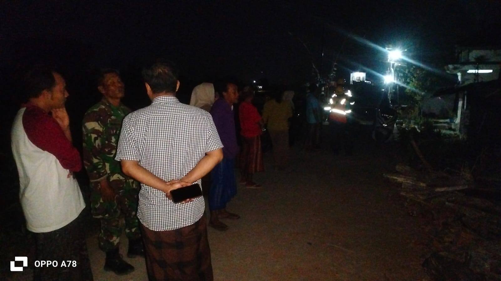 Angin Kencang Robohkan Rumah, Babinsa 0812/04 Tikung Gerak Cepat