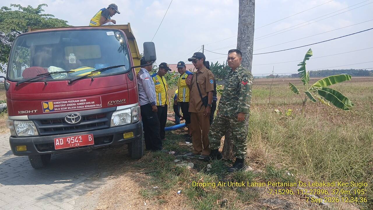 Babinsa 0812/13 Sugio Dampingi Penyaluran Bantuan Air untuk Sawah