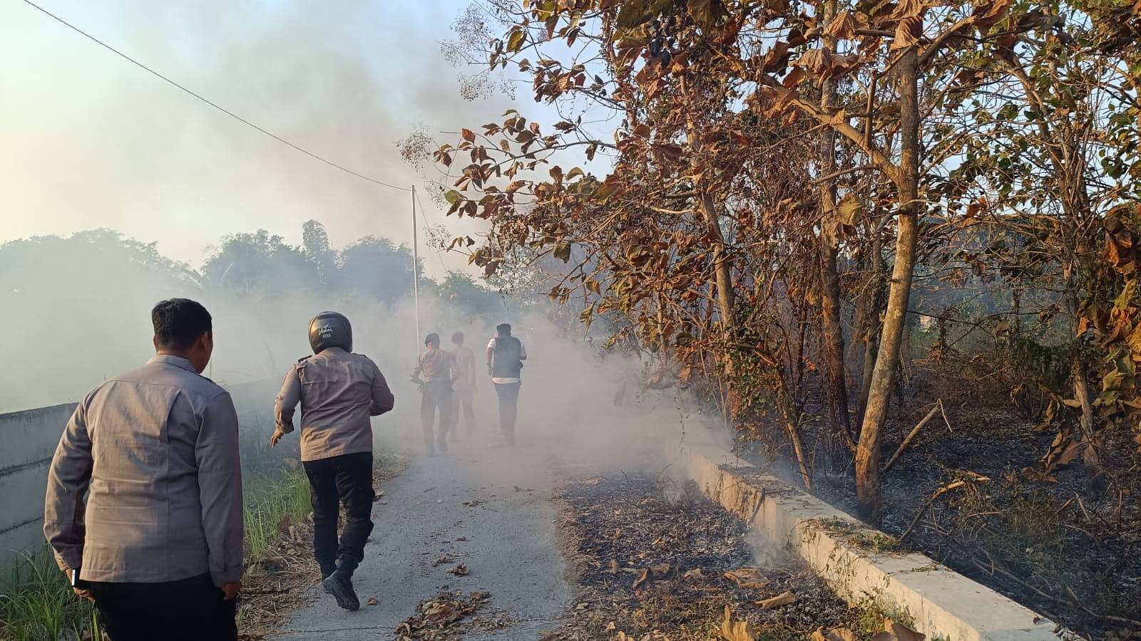 Polsek Lamongan Kota Sigap Tangani Kebakaran Dekat Perumahan