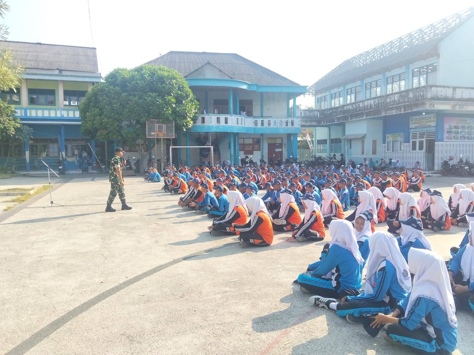 Koramil 0812/11 Kedungpring Gembleng Disiplin Taruna-Taruni SMK Muhammadiyah 7