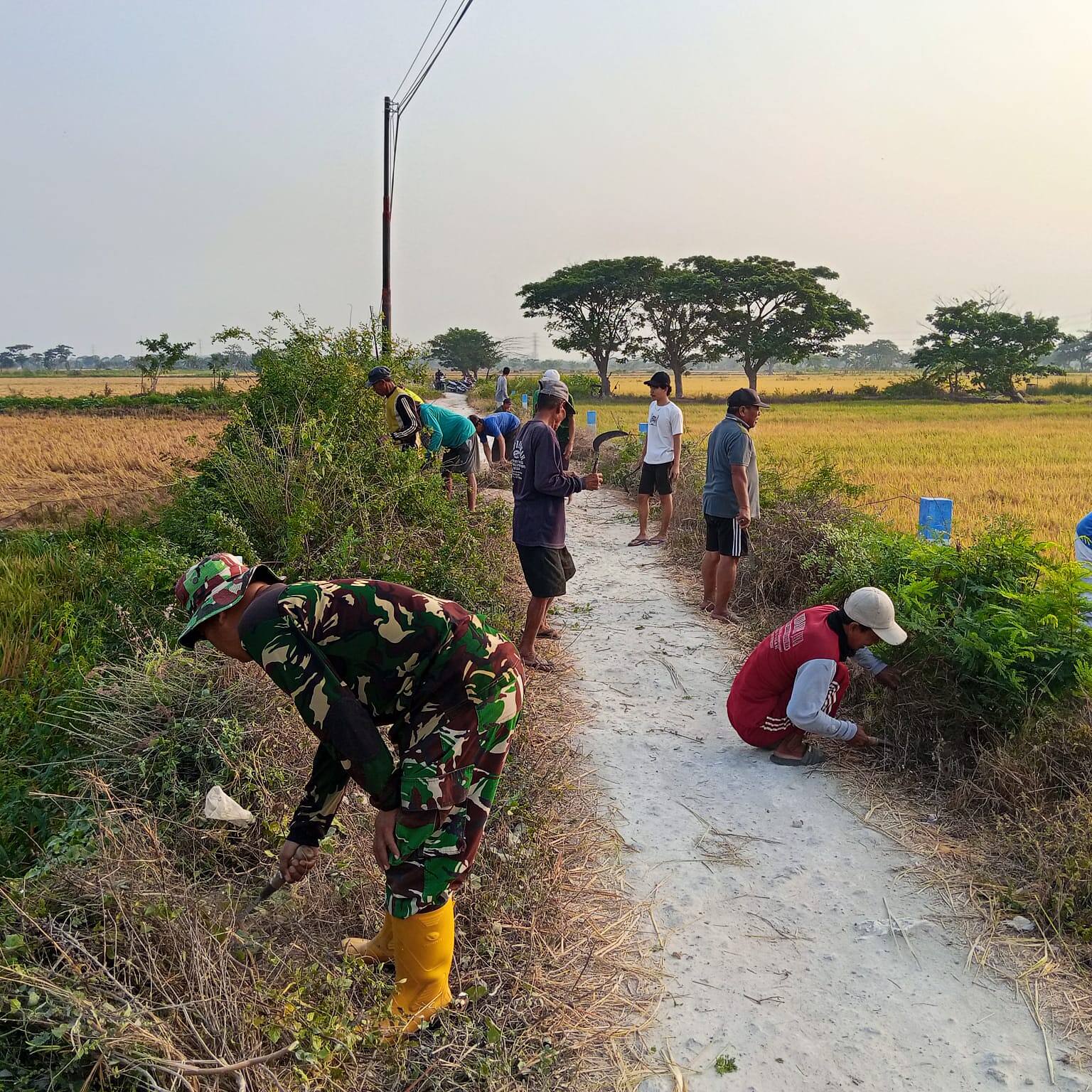 Koramil 0812/20 Karangbinangun Pimpin Karya Bakti Bersihkan Jalan dan Irigasi