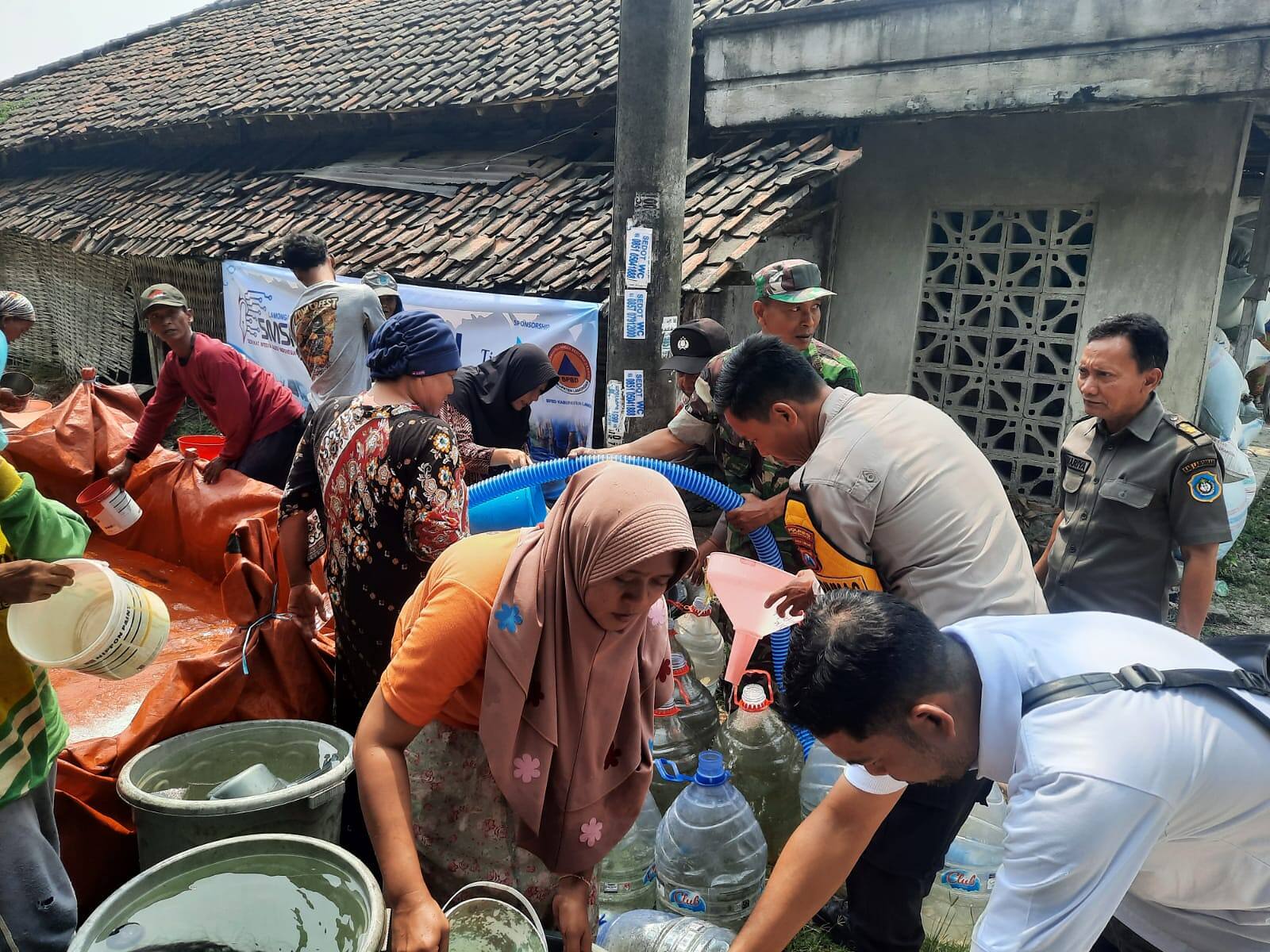 Peduli Warga Terdampak Kekeringan, Babinsa 0812/25 Sarirejo dan Bhabinkamtibmas Distribusikan Air Bersih