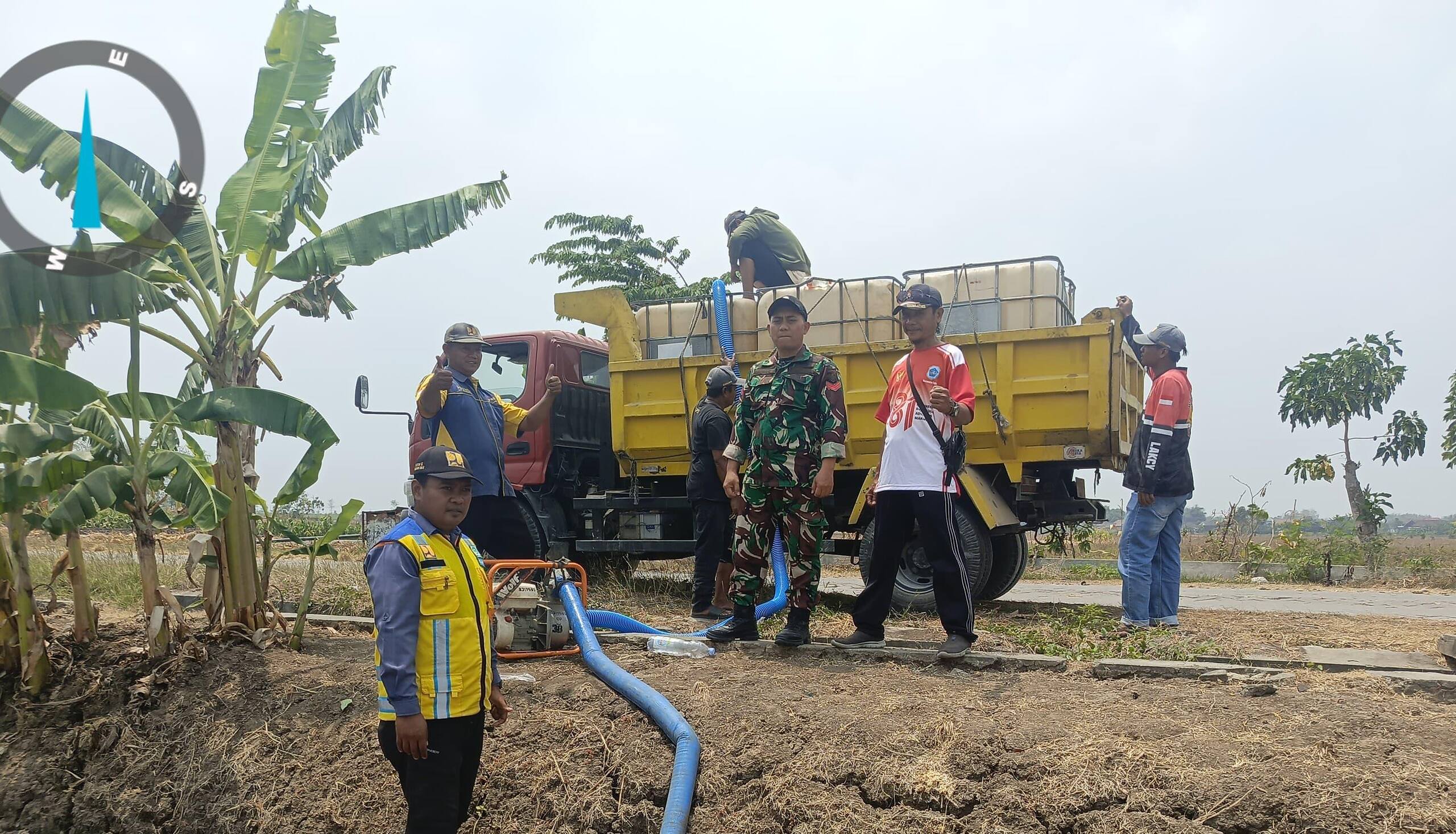 Antisipasi Kekeringan, Babinsa Lebakadi Dampingi Distribusi 18.000 Liter Air Bersih