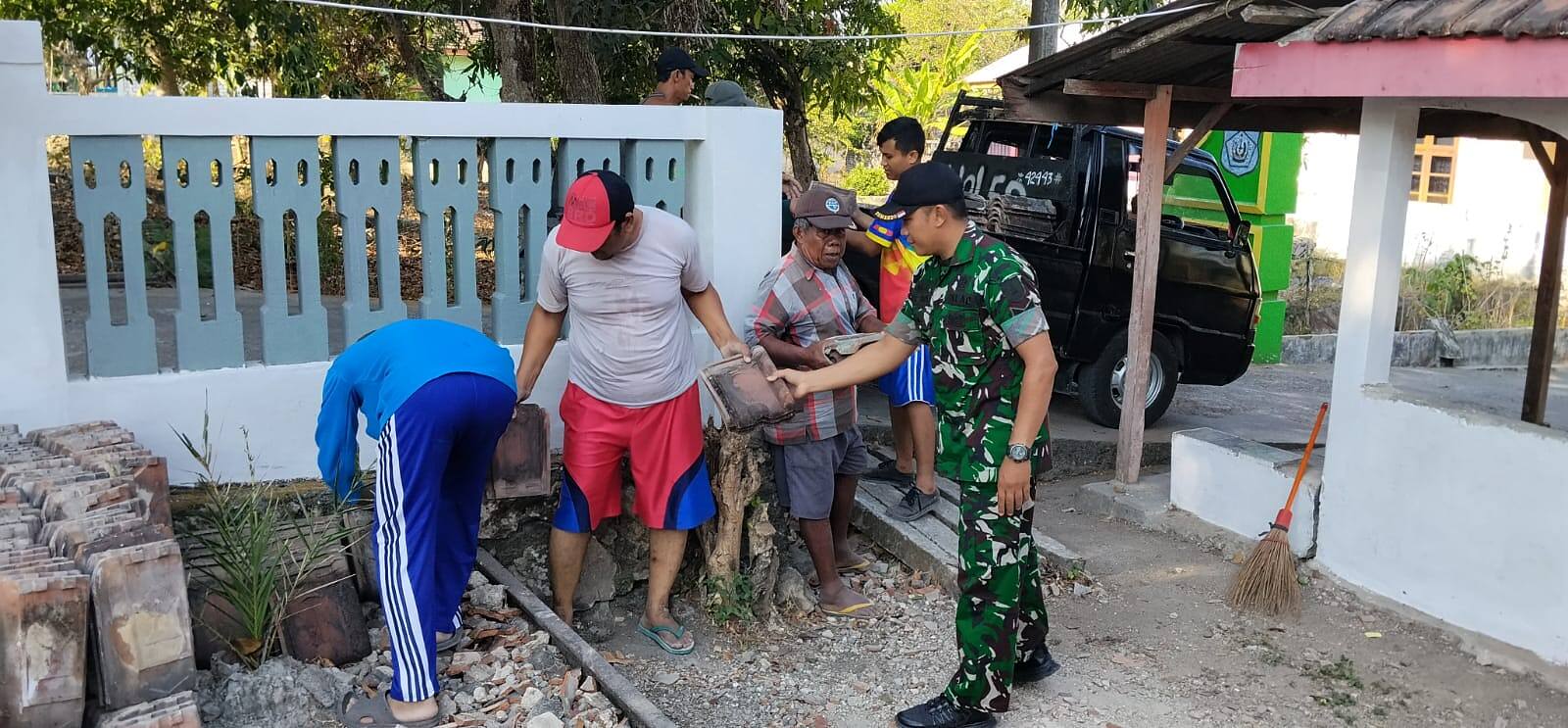 Perkuat Kemanunggalan TNI-Rakyat, Babinsa 0812/07 Bluluk Renovasi Balai RT