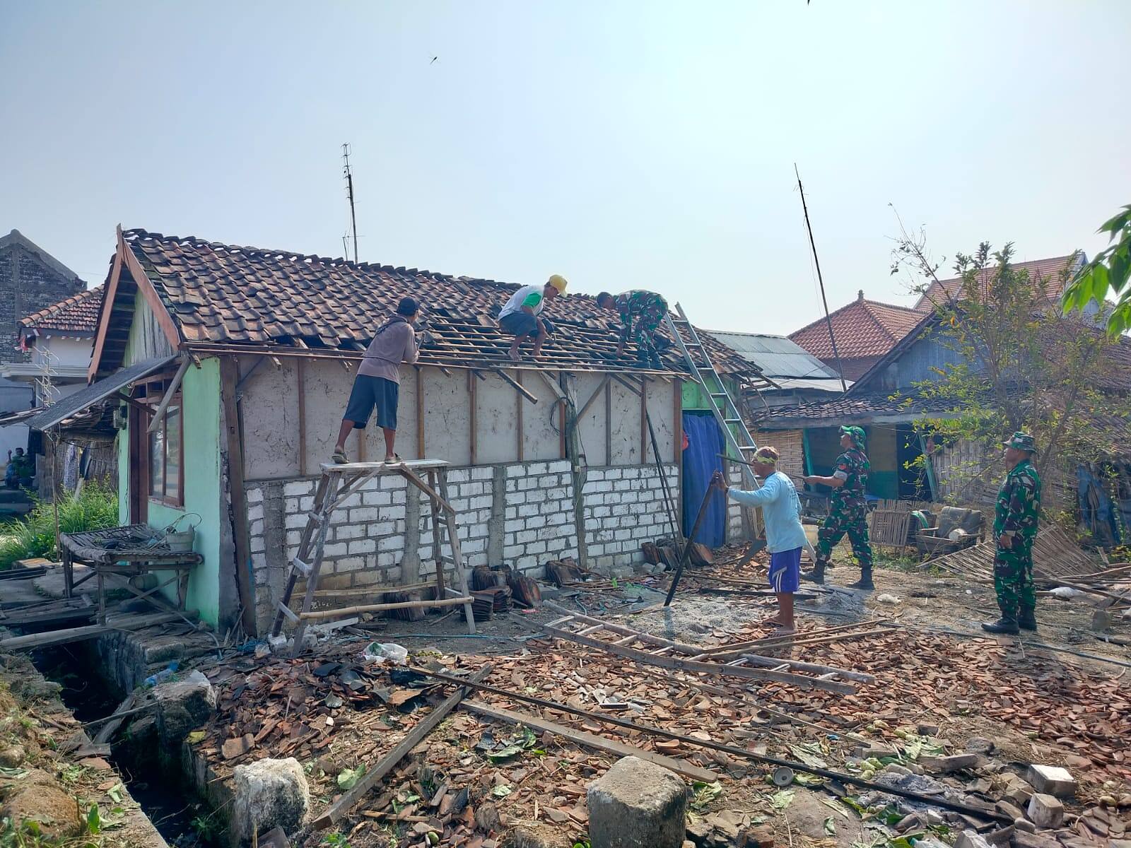 Peduli Warga Terdampak Bencana, Babinsa 0812/04 Tikung dan Forkopincam Bersihkan Puing Rumah Roboh