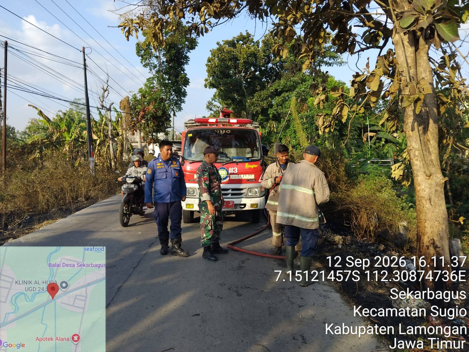 Kebakaran Sampah Ganggu Jalur Lintas, Babinsa 0812/13 Sugio dan Damkar Bergerak Cepat