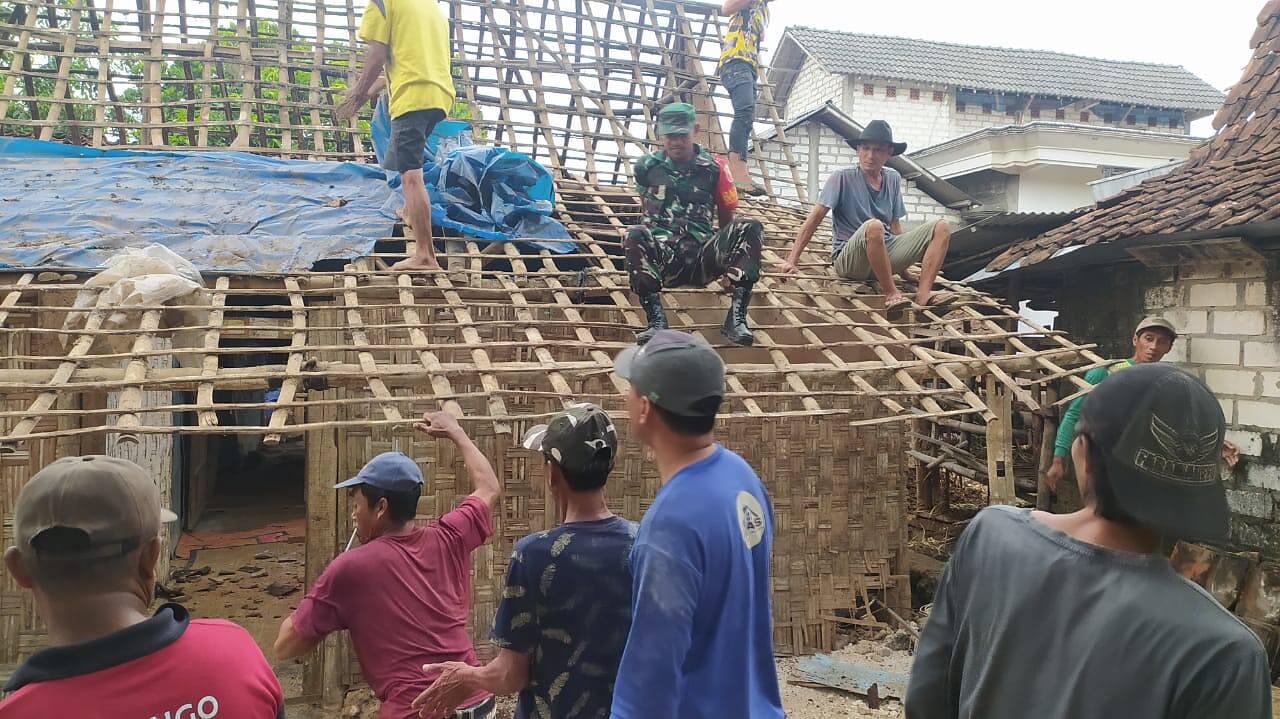 Gerak Cepat Babinsa 0812/23 Solokuro Bersama Warga Bersihkan Puing Rumah