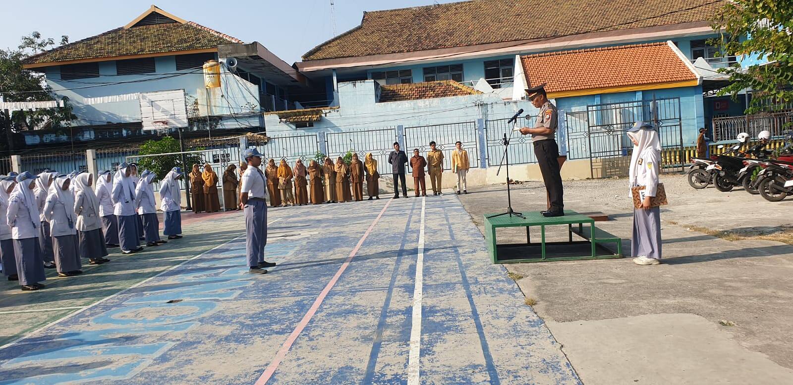 Police Goes To School, Polisi Jadi Pembina Upacara Serentak di Sekolah Lamongan