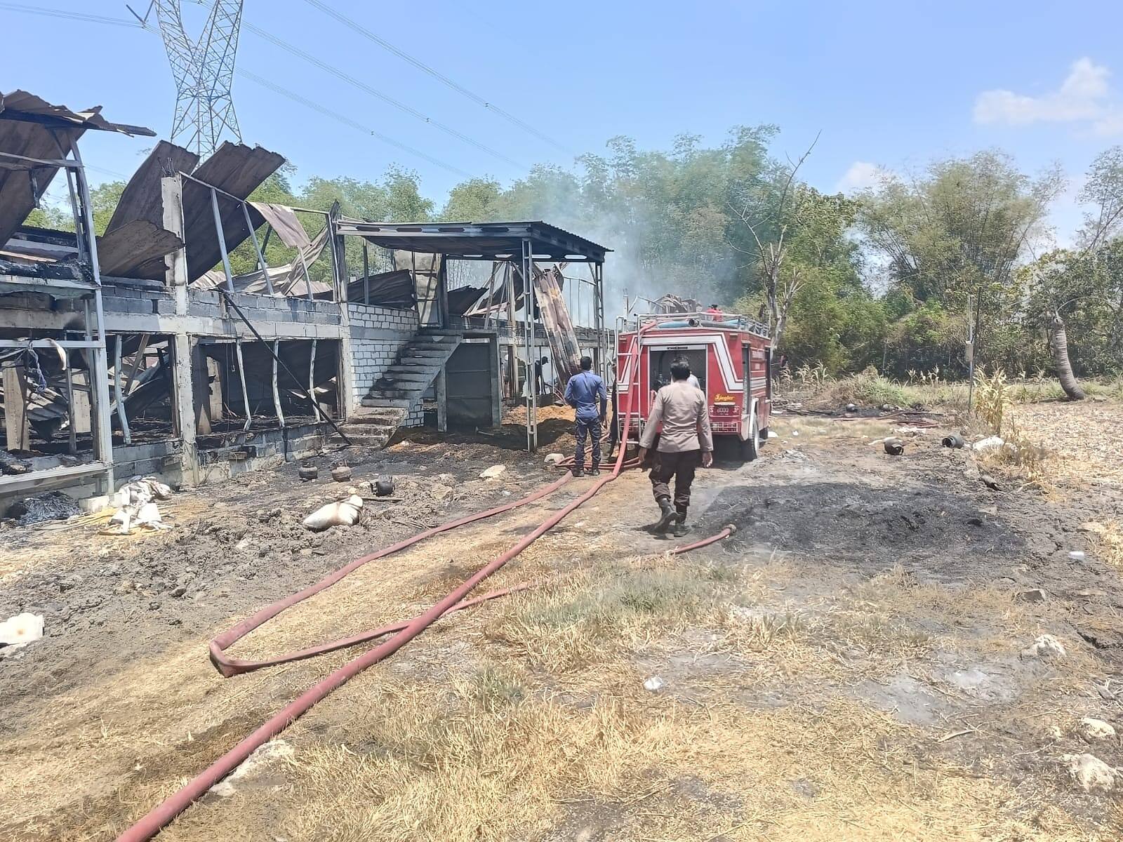 Kebakaran Kandang Ayam di Rumpuk, Polsek Mantup Sigap Lakukan Pemadaman