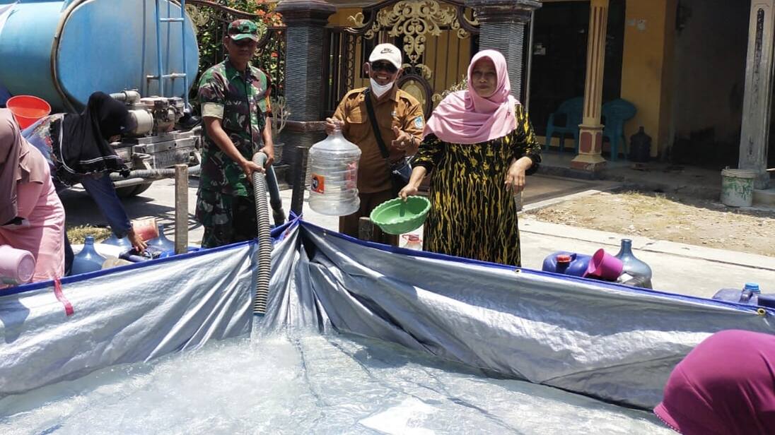 Kekeringan Melanda, Babinsa Deket Dampingi Distribusi Air Bersih untuk Warga Rejotengah