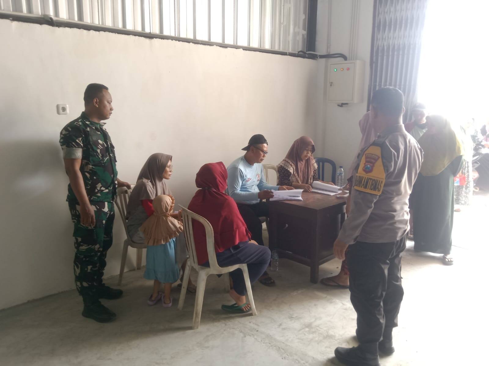 Monev Bantuan Pangan Bulog, Babinsa 0812/03 Turi Kawal Penyaluran di Kemlagigede