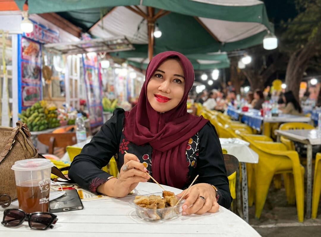 Prestasi Tinggi, Tetap Membumi: Ning Lia dan Cerita di Balik Kuliner Kaki Lima
