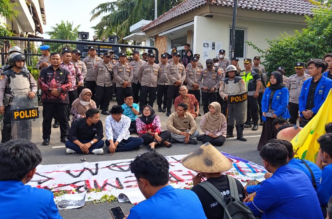 Aksi PMII Unisda Berujung Penandatanganan Tuntutan, Transparansi DBHCHT hingga Galian C Lamongan Disorot