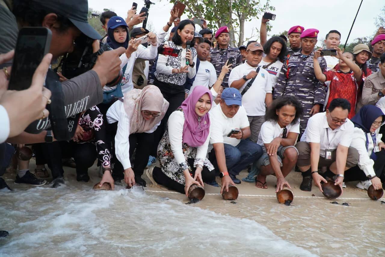 Ning Lia Lepas Tukik di Tanjung Penyu, Pesan Konservasi dari Safari Perhutanan Sosial