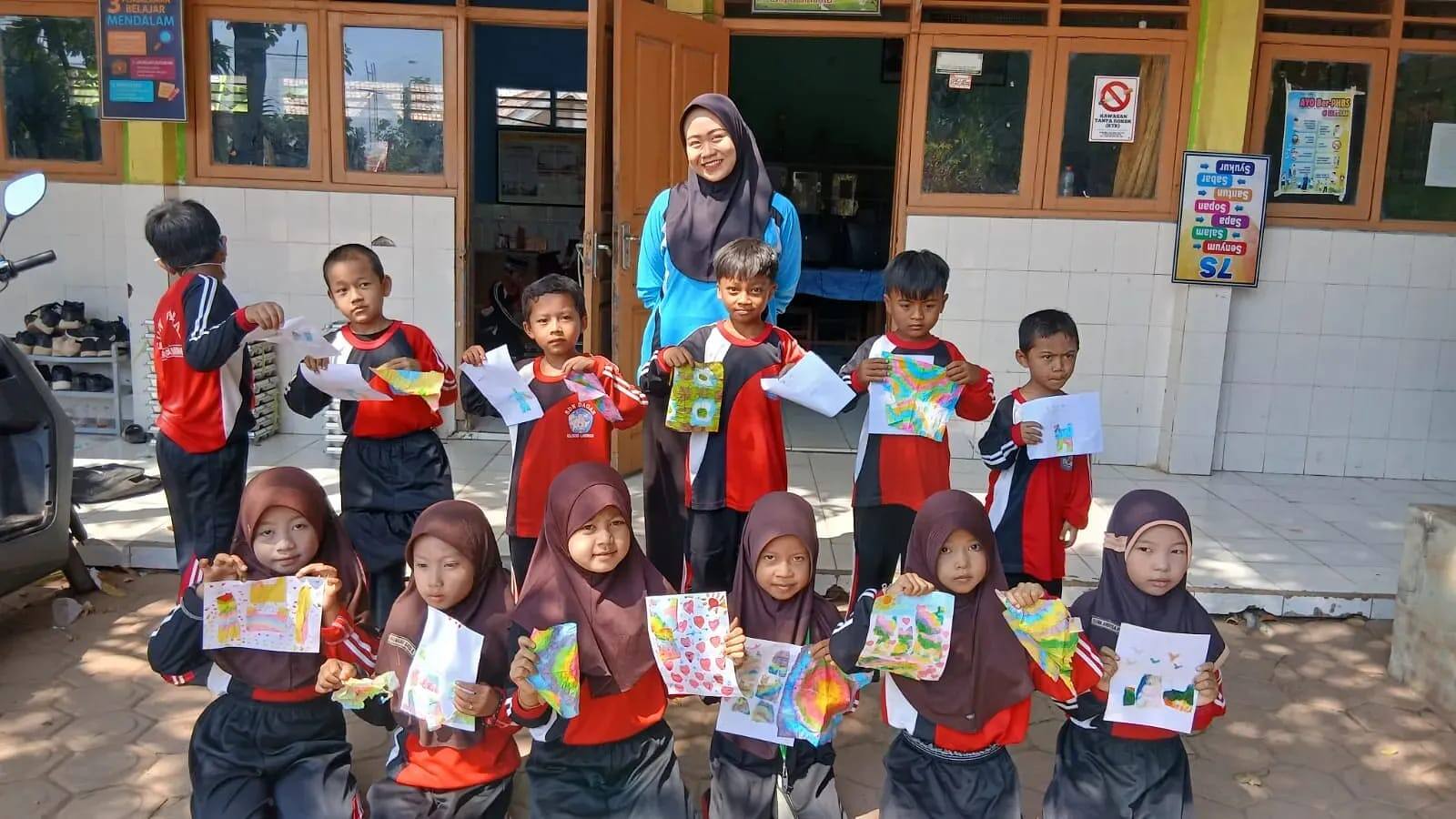 Belajar sambil berkarya, Murid SD Negeri Dagan Ciptakan Batik Jumput dari Tisu