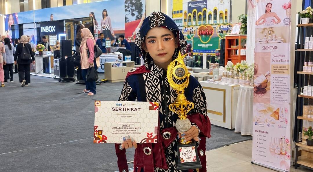 Wakili Mecca Modelling, Maizurra Edelweis Aljuno Raih Juara 3 Fashion Show Batik di Gresik